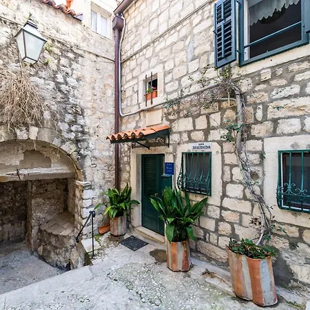 Guest house Tulip Old Town 3*